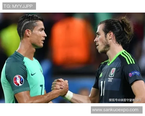 外国足球明星同框合影展现友谊与竞技精神的精彩瞬间